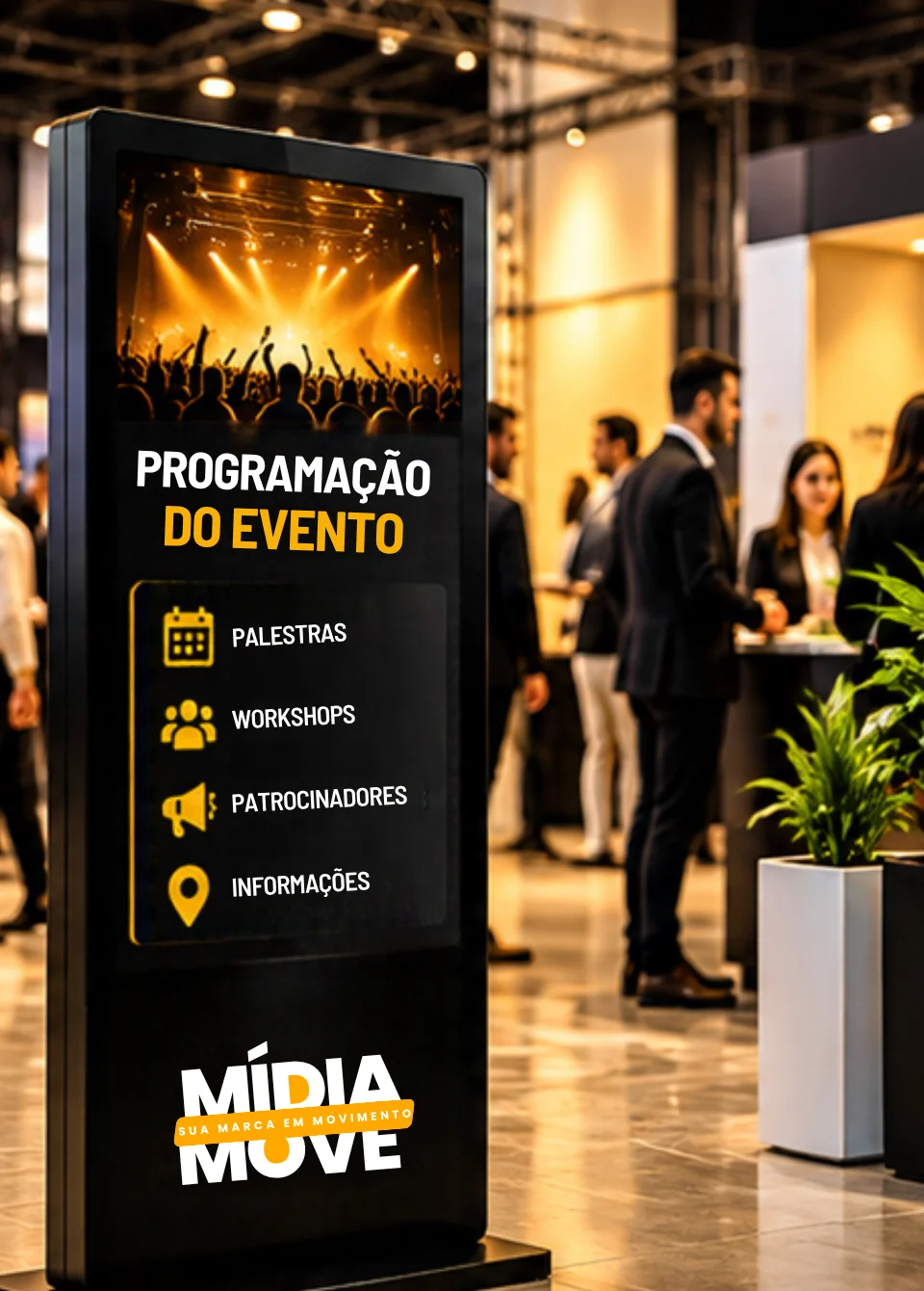 Totem digital Mídia Move numa feira de negócios, mostrando a programação do evento, com público circulando